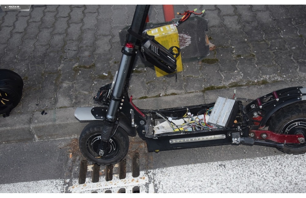 FOTO: Alkoholom potužený kolobežkár zrazil chodkyňu. Zrážka mala fatálne následky, foto 1