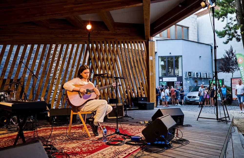FOTO: Posledný Hudobný piknik tohto leta v Trenčíne odohral Matúš Oravec a blueberryband, foto 1