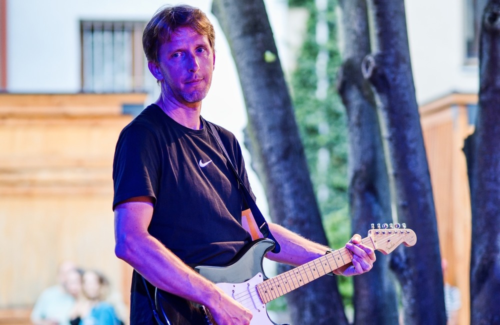 FOTO: Posledný Hudobný piknik tohto leta v Trenčíne odohral Matúš Oravec a blueberryband, foto 4