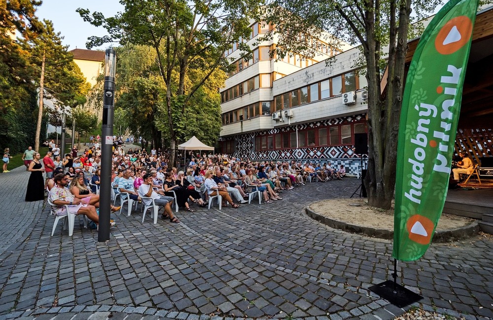 FOTO: Posledný Hudobný piknik tohto leta v Trenčíne odohral Matúš Oravec a blueberryband, foto 5