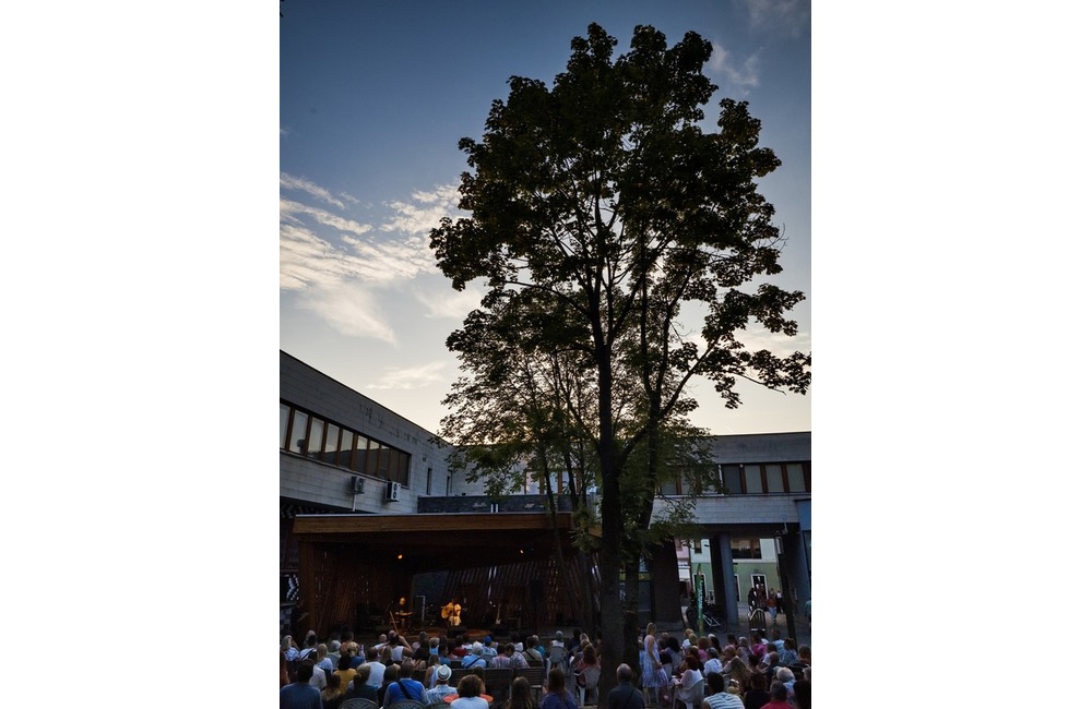 FOTO: Posledný Hudobný piknik tohto leta v Trenčíne odohral Matúš Oravec a blueberryband, foto 16