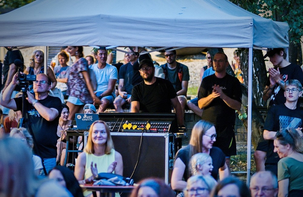 FOTO: Posledný Hudobný piknik tohto leta v Trenčíne odohral Matúš Oravec a blueberryband, foto 18