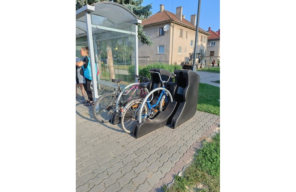 FOTO: Nové cyklostojany v Brezovej pod Bradlom, foto 1