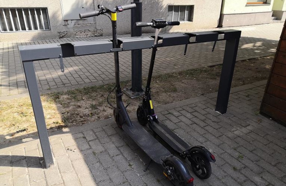 FOTO: Nové cyklostojany v Brezovej pod Bradlom, foto 3