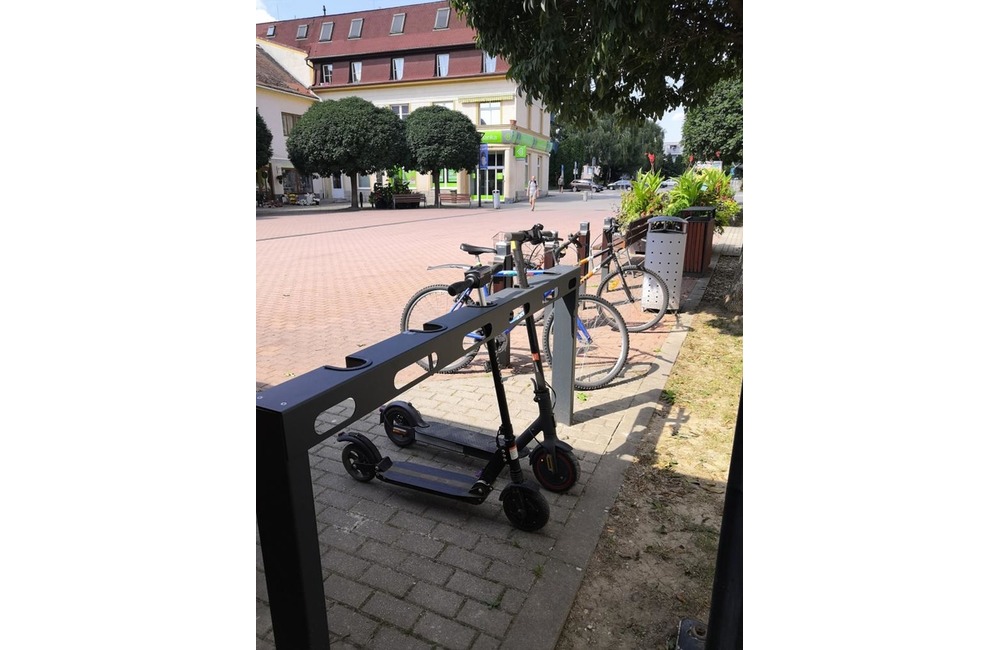 FOTO: Nové cyklostojany v Brezovej pod Bradlom, foto 4