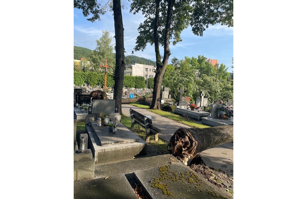 FOTO: Púchovský cintorín po nočnej kalamite, foto 1