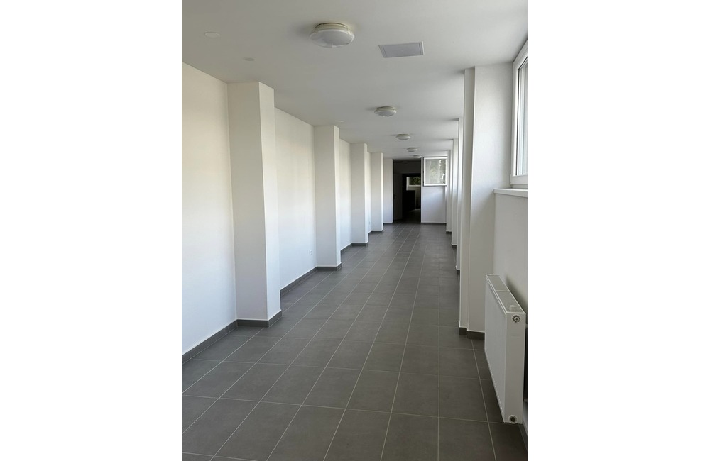 FOTO:  V Považskej Bystrici vynovili telocvičňu gymnázia, na sídlisku Rozkvet sa zatiaľ rozbieha rekonštrukcia potrubí, foto 1