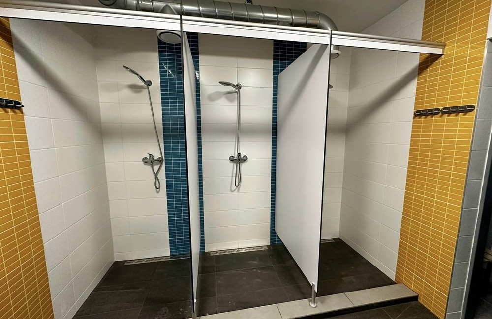 FOTO:  V Považskej Bystrici vynovili telocvičňu gymnázia, na sídlisku Rozkvet sa zatiaľ rozbieha rekonštrukcia potrubí, foto 2