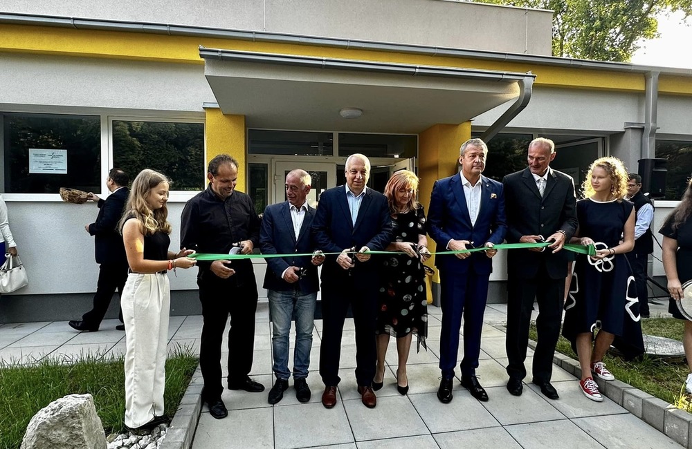 FOTO:  V Považskej Bystrici vynovili telocvičňu gymnázia, na sídlisku Rozkvet sa zatiaľ rozbieha rekonštrukcia potrubí, foto 7