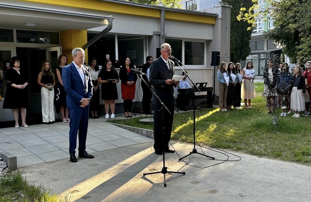 FOTO:  V Považskej Bystrici vynovili telocvičňu gymnázia, na sídlisku Rozkvet sa zatiaľ rozbieha rekonštrukcia potrubí, foto 8