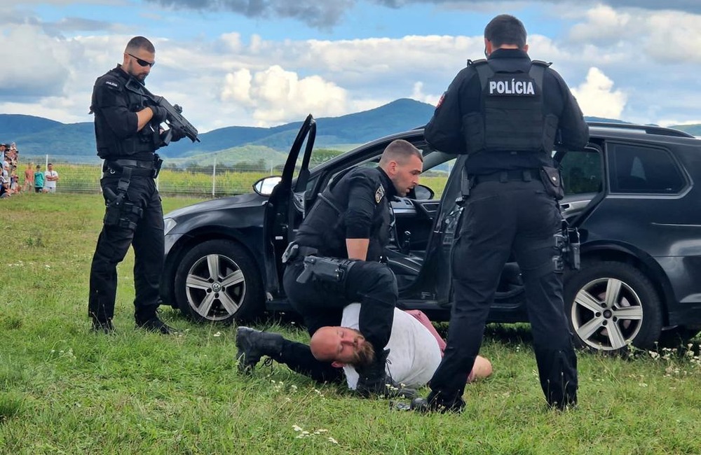 FOTO: Policajti v akcii, 2. septembra pred obchodným domom Laugaricio, foto 1