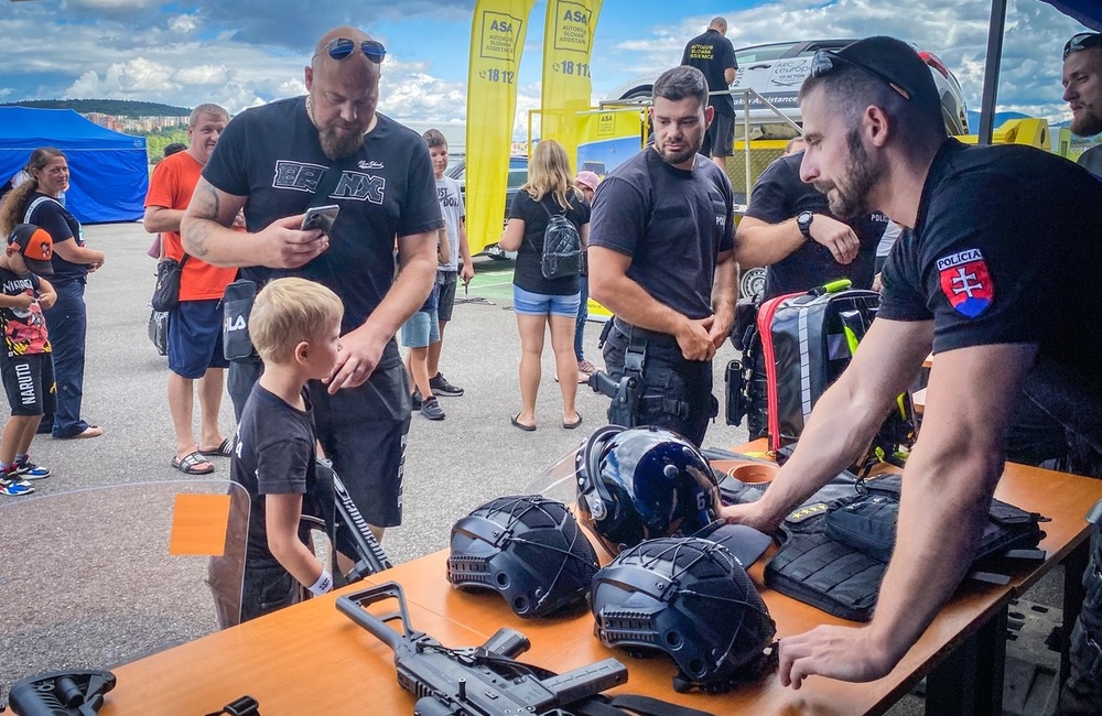 FOTO: Policajti v akcii, 2. septembra pred obchodným domom Laugaricio, foto 7