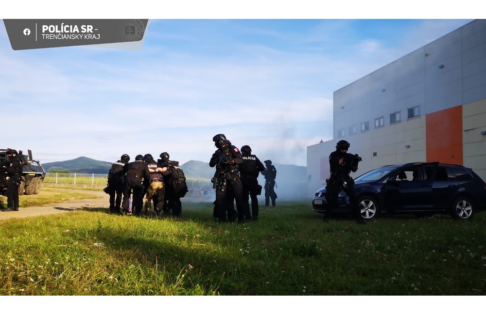 FOTO: Policajti v akcii, 2. septembra pred obchodným domom Laugaricio, foto 11