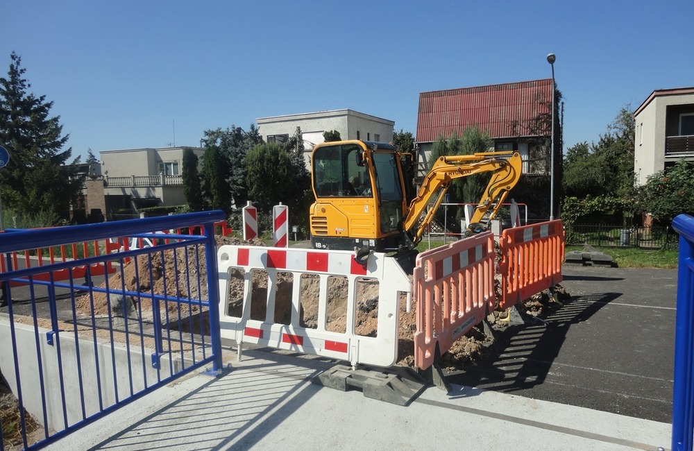 FOTO: Ešte len ju postavili, už ju museli rozobrať. Do novej cyklotrasy v obuvníckom meste sa zakusli stavebné stroje, foto 1