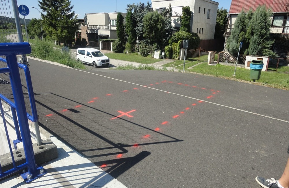 FOTO: Ešte len ju postavili, už ju museli rozobrať. Do novej cyklotrasy v obuvníckom meste sa zakusli stavebné stroje, foto 2