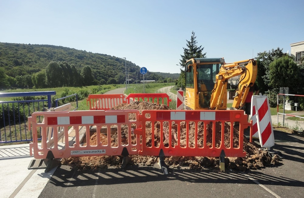 FOTO: Ešte len ju postavili, už ju museli rozobrať. Do novej cyklotrasy v obuvníckom meste sa zakusli stavebné stroje, foto 3