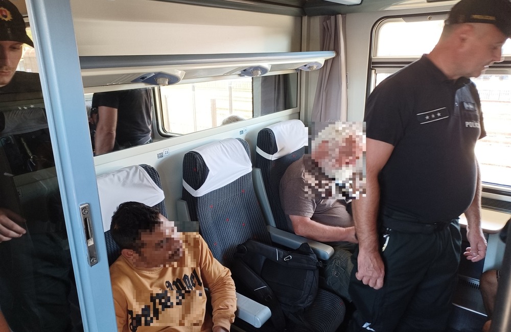 FOTO: Policajné kontroly vo vlakoch prechádzajúcich cez Trenčiansky kraj, foto 4