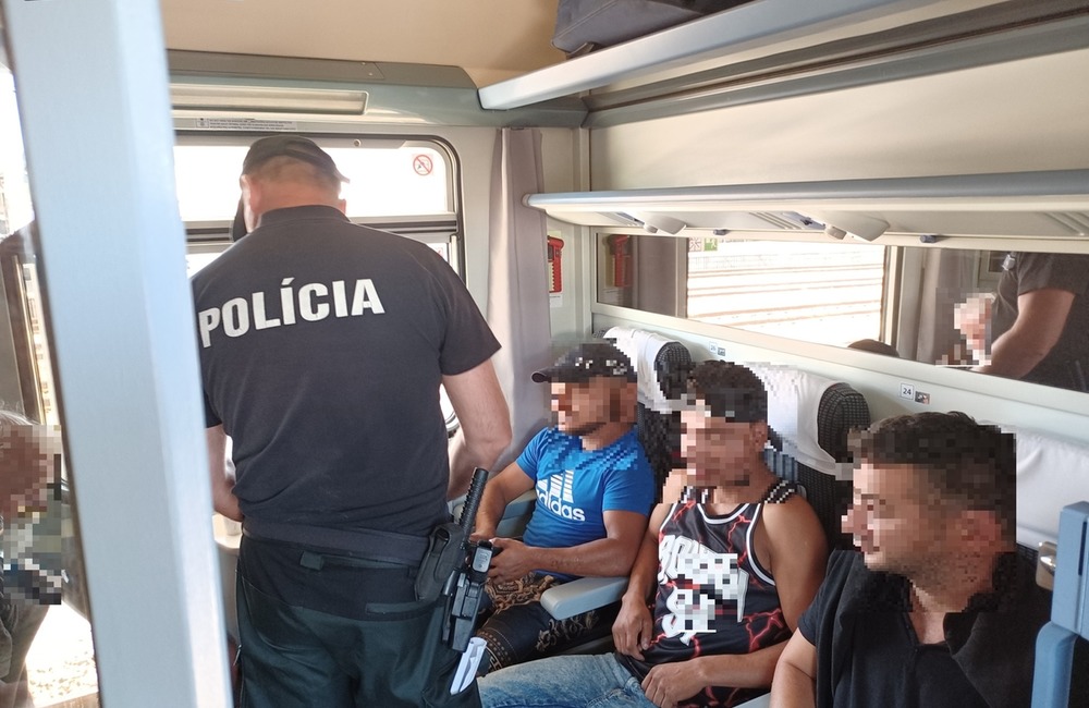 FOTO: Policajné kontroly vo vlakoch prechádzajúcich cez Trenčiansky kraj, foto 3