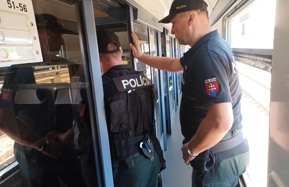 FOTO: Policajné kontroly vo vlakoch prechádzajúcich cez Trenčiansky kraj, foto 2