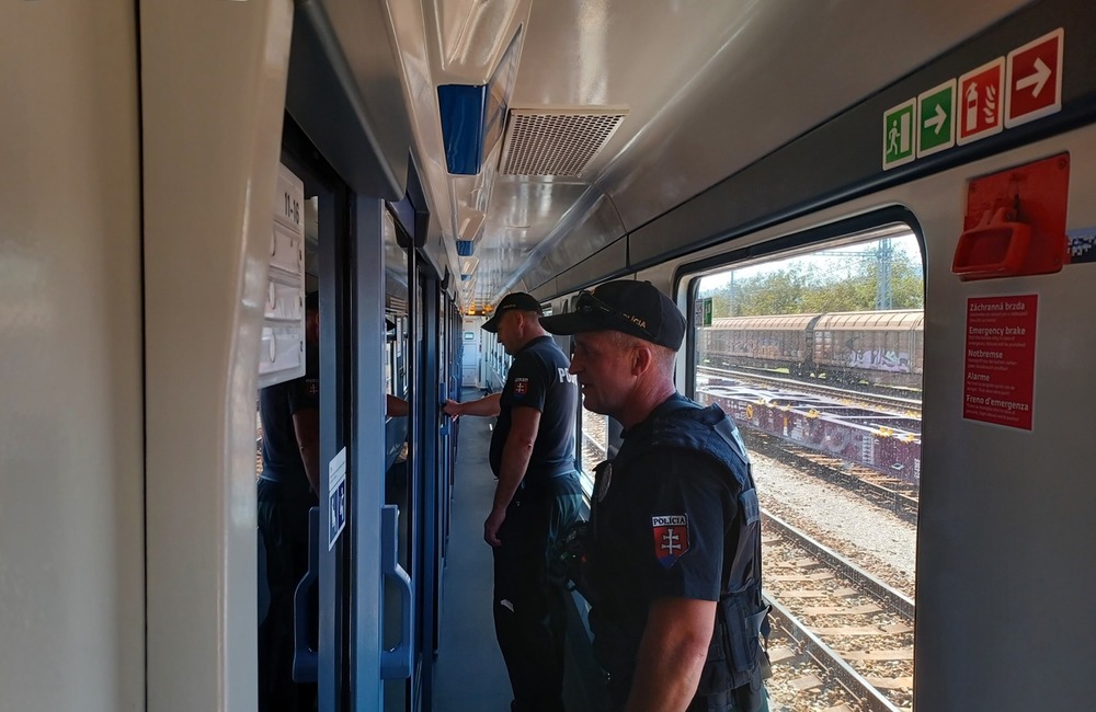 FOTO: Policajné kontroly vo vlakoch prechádzajúcich cez Trenčiansky kraj, foto 1