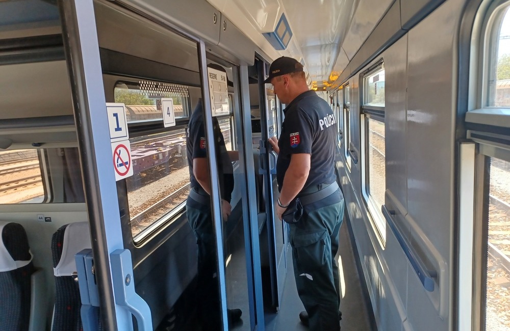 FOTO: Policajné kontroly vo vlakoch prechádzajúcich cez Trenčiansky kraj, foto 5