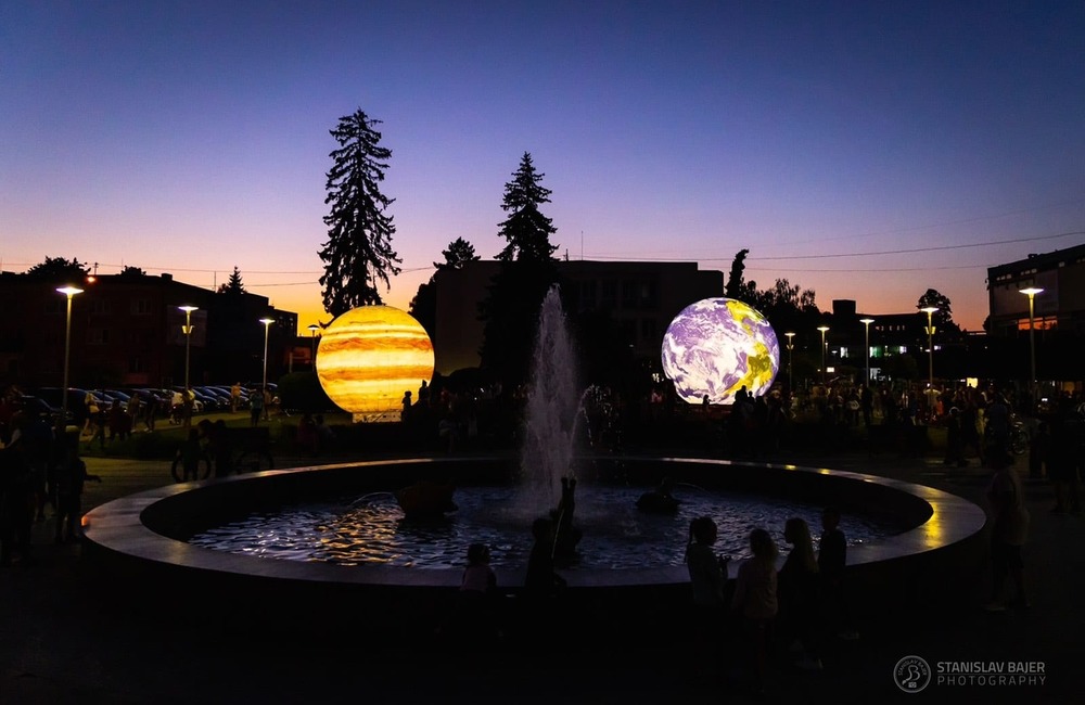 FOTO: Modely planét na námestí v Partizánskom, foto 11
