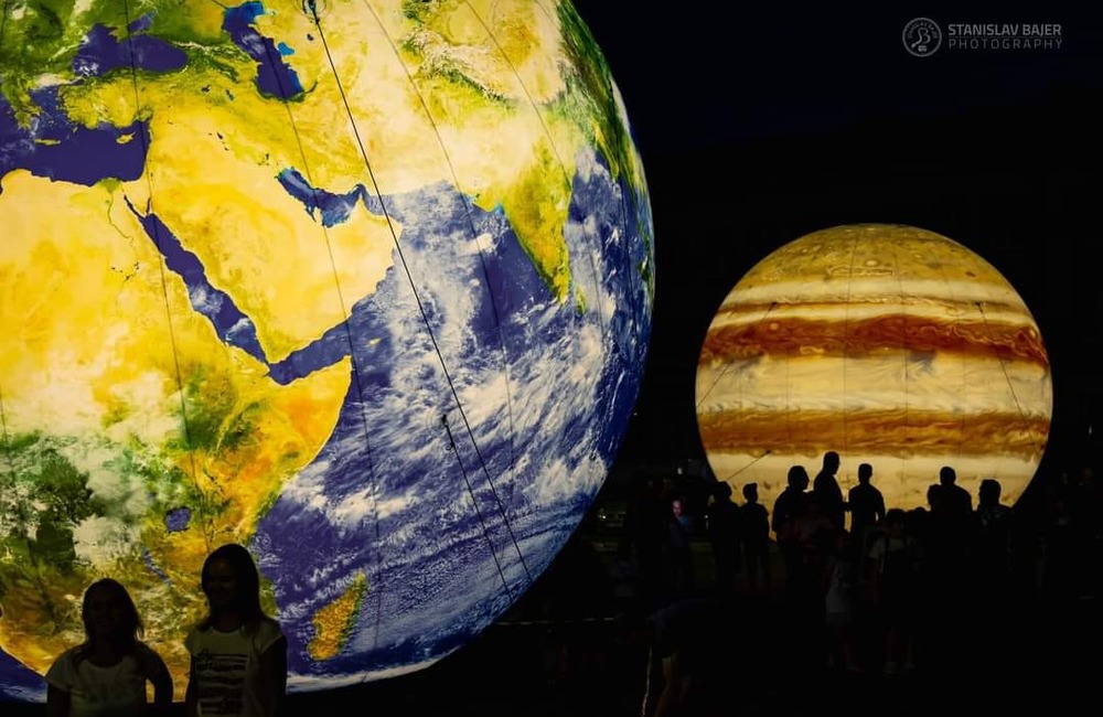 FOTO: Modely planét na námestí v Partizánskom, foto 1