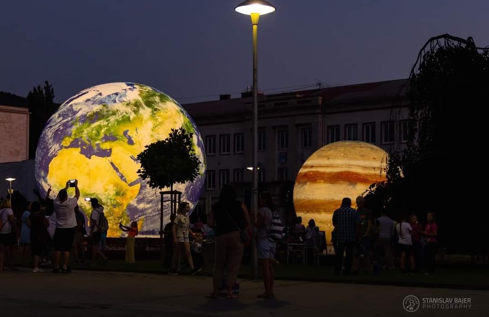 FOTO: Modely planét na námestí v Partizánskom, foto 4