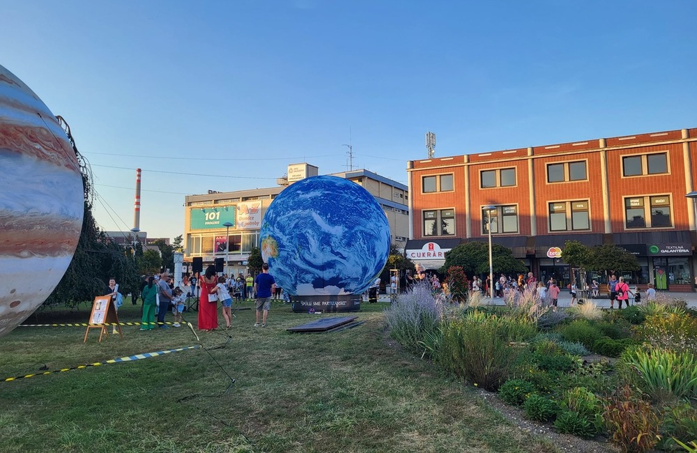 FOTO: Modely planét na námestí v Partizánskom, foto 3