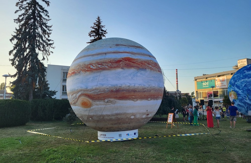 FOTO: Modely planét na námestí v Partizánskom, foto 2