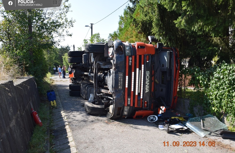 FOTO: V Novákoch havarovalo nákladné vozidlo, foto 7