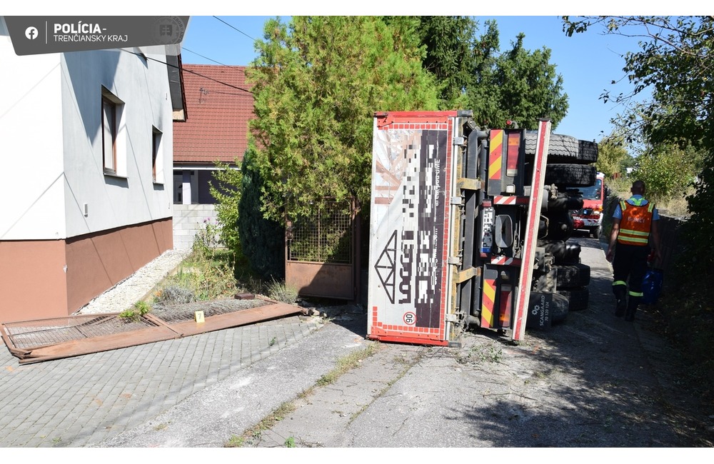 FOTO: V Novákoch havarovalo nákladné vozidlo, foto 2