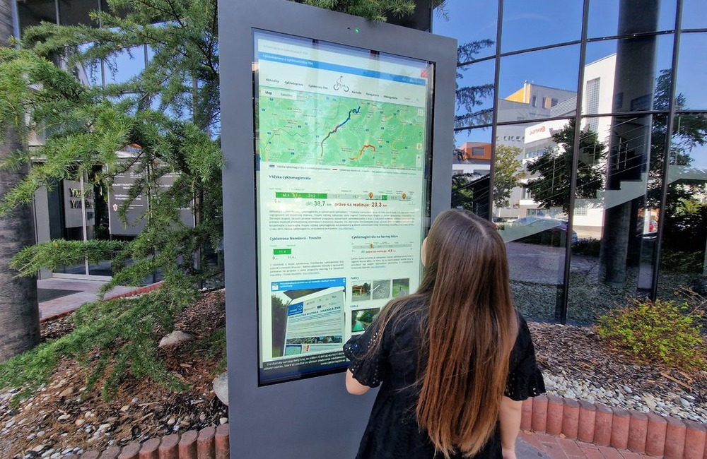 FOTO: Pred župným úradom v Trenčíne pribudla moderná novinka, foto 3