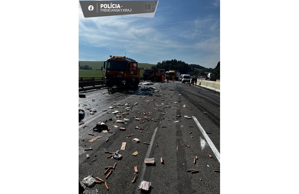 FOTO: Prevrátený kamión na diaľnici D1 pri Považskej Bystrici, foto 1
