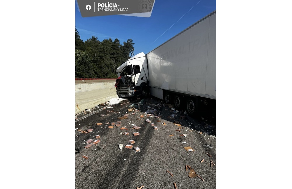 FOTO: Prevrátený kamión na diaľnici D1 pri Považskej Bystrici, foto 2