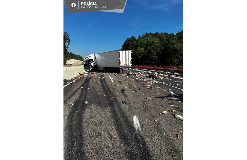 FOTO: Prevrátený kamión na diaľnici D1 pri Považskej Bystrici, foto 3