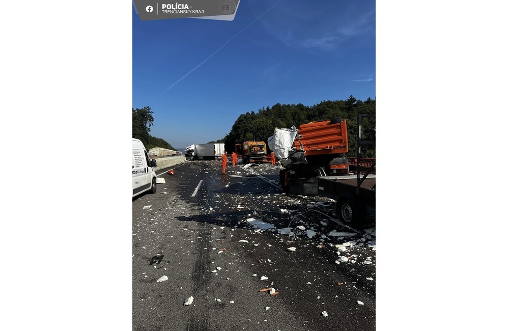 FOTO: Prevrátený kamión na diaľnici D1 pri Považskej Bystrici, foto 4