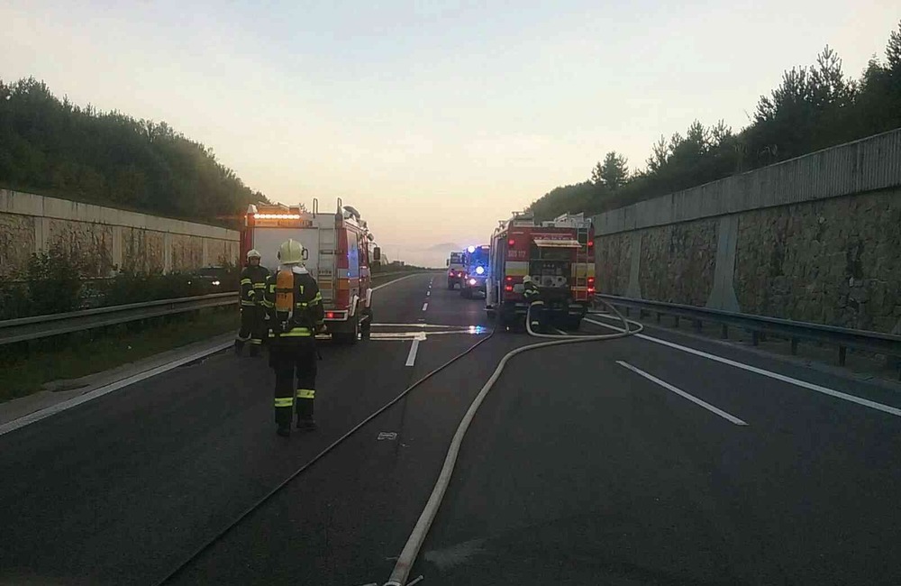 FOTO: Rýchly zásah hasičov pri požiari cisterny na diaľnici D1, foto 3