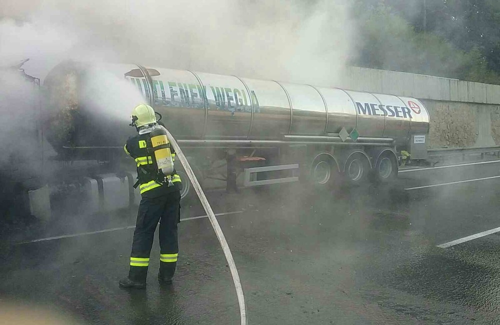 FOTO: Rýchly zásah hasičov pri požiari cisterny na diaľnici D1, foto 4