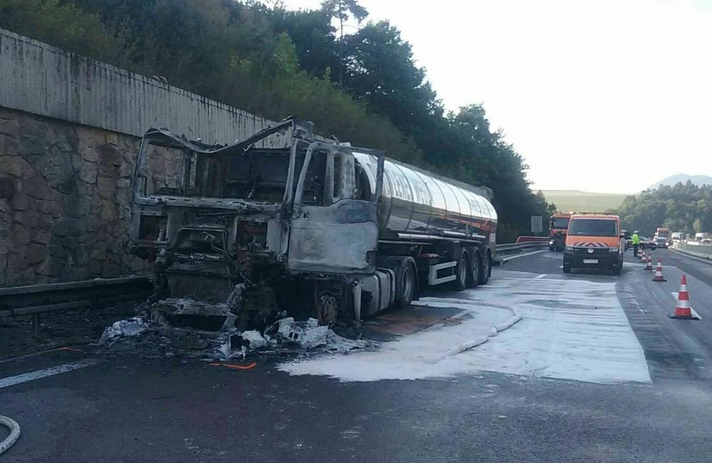 FOTO: Rýchly zásah hasičov pri požiari cisterny na diaľnici D1, foto 2
