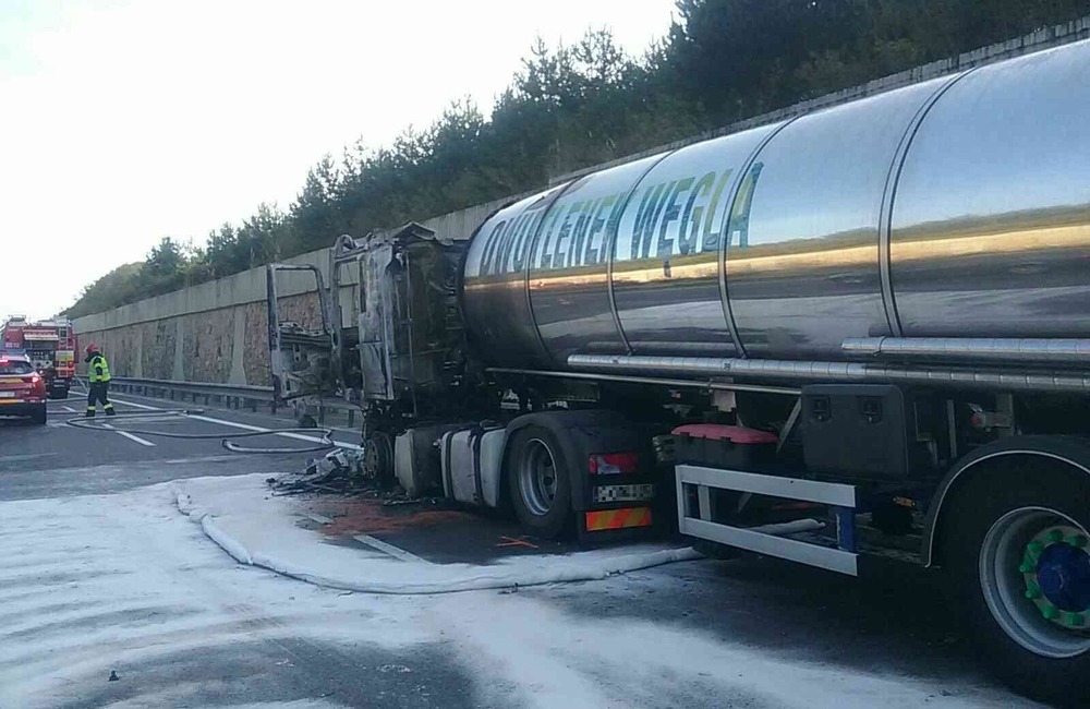 FOTO: Rýchly zásah hasičov pri požiari cisterny na diaľnici D1, foto 5