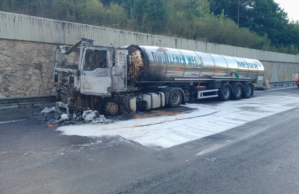 FOTO: Rýchly zásah hasičov pri požiari cisterny na diaľnici D1, foto 6