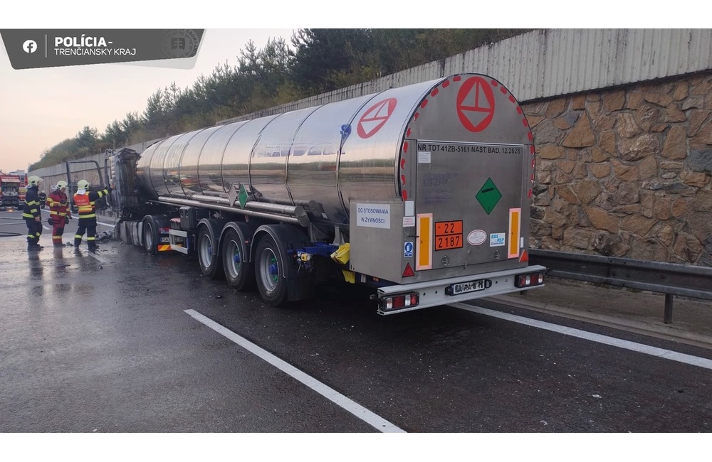 FOTO: Rýchly zásah hasičov pri požiari cisterny na diaľnici D1, foto 7