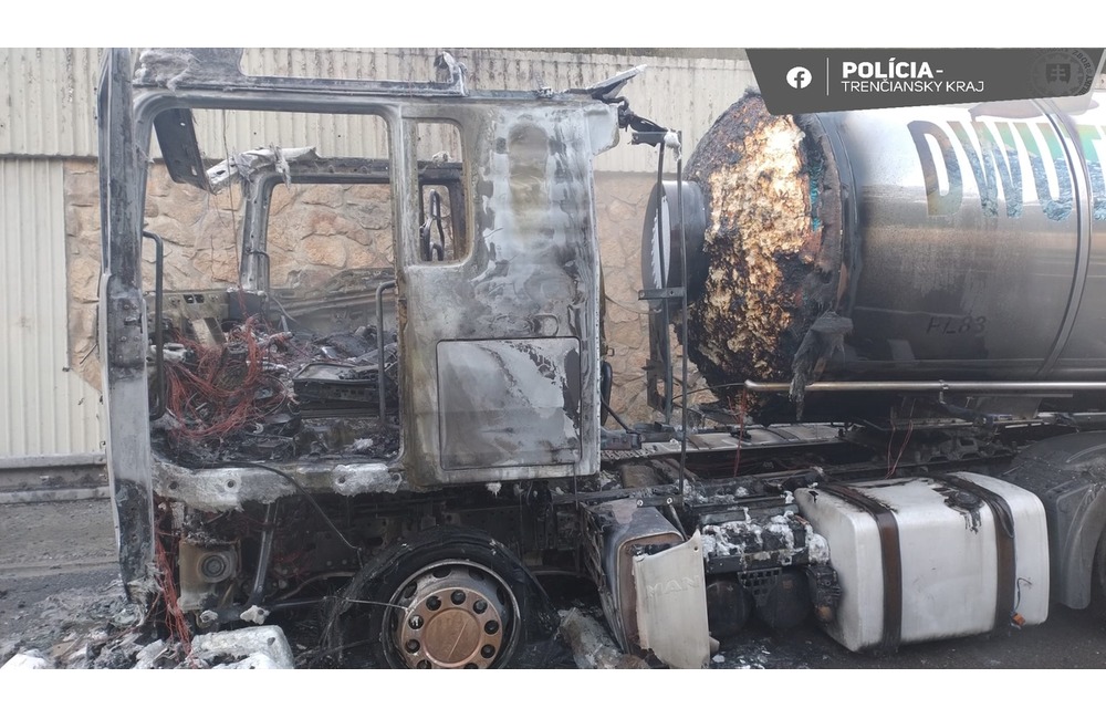 FOTO: Rýchly zásah hasičov pri požiari cisterny na diaľnici D1, foto 12