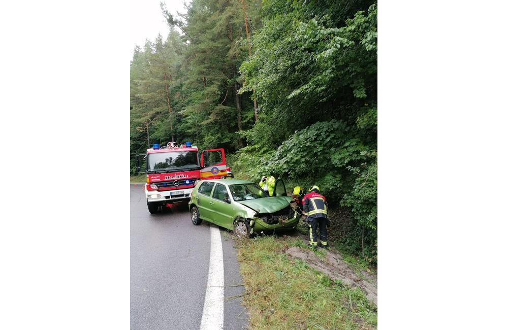 FOTO: Auto po kotrmelci skončilo na streche. Posádku ratovali hasiči z Nitrianskeho Pravna, foto 1