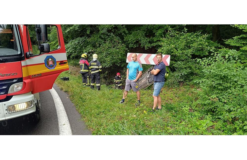 FOTO: Auto po kotrmelci skončilo na streche. Posádku ratovali hasiči z Nitrianskeho Pravna, foto 2