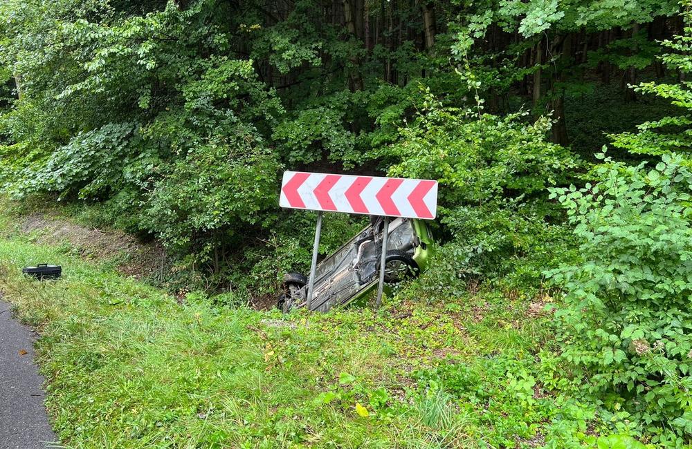 FOTO: Auto po kotrmelci skončilo na streche. Posádku ratovali hasiči z Nitrianskeho Pravna, foto 4