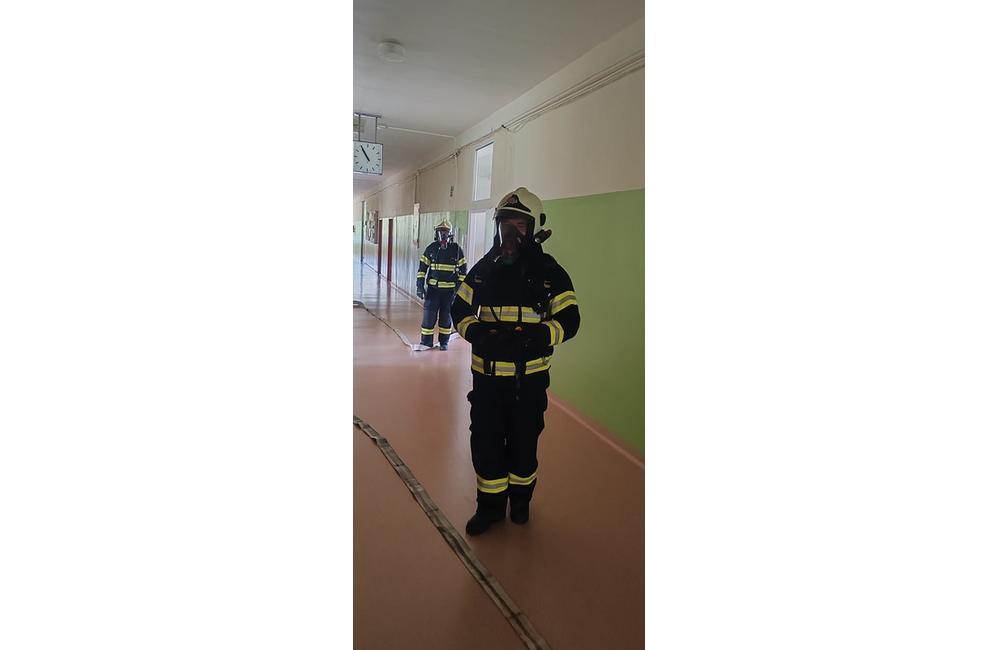 FOTO: Žiaci aj učitelia museli utiecť zo školy. Obsadili ju hasiči, foto 2