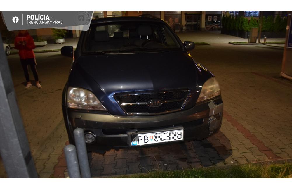 FOTO: Opitý vodič v Považskej Bystrici nabúral do zaparkovaného auta, foto 2