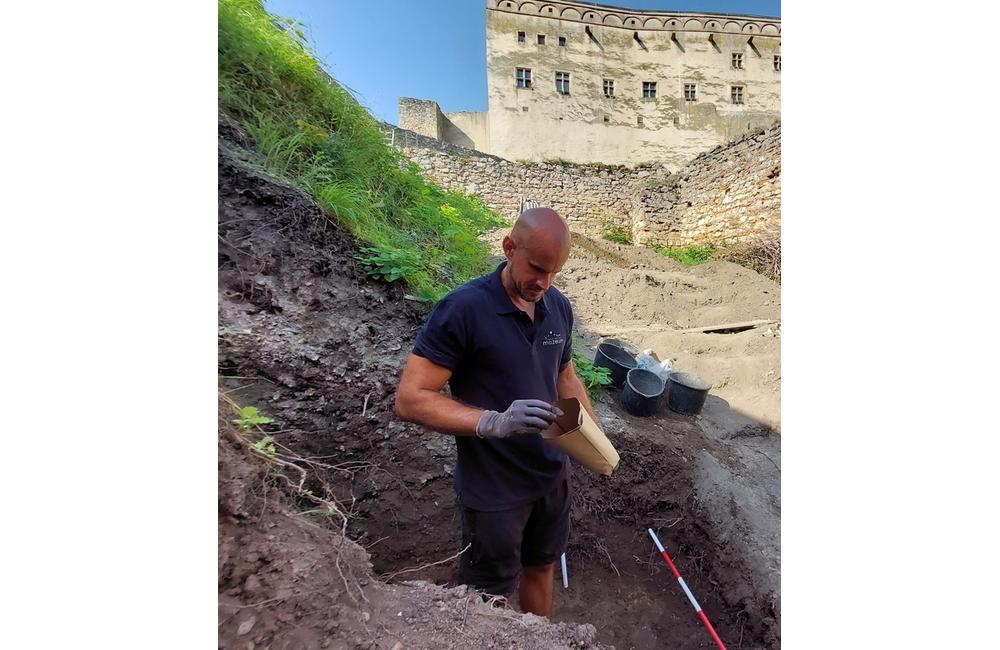 FOTO: Trenčiansky hrad odkrýva svoje tajomstvá. Prepíšu nové objavy archeológov jeho históriu?, foto 1